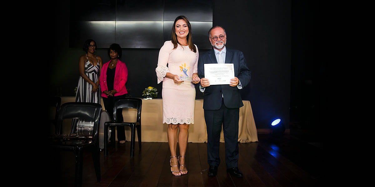 Diretora da TV ALBA recebe o Prêmio MovimentAiyê de Visibilidade Social