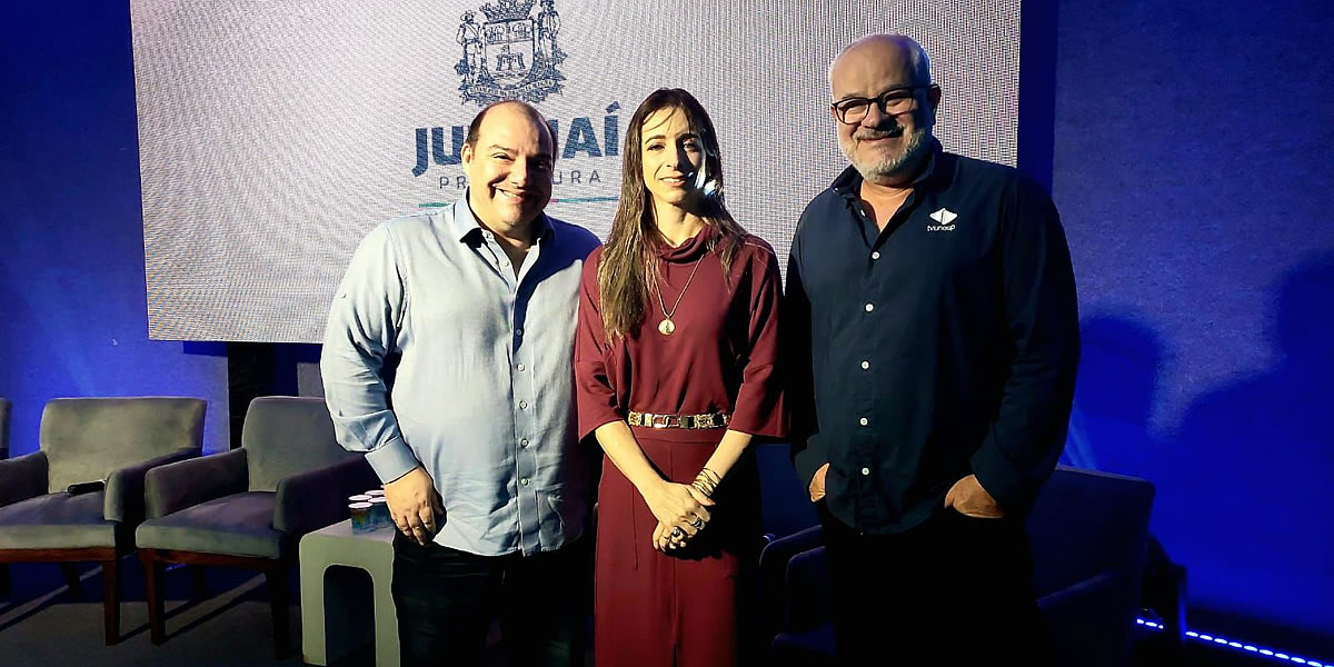 Luciana Rivelli representa a ASTRAL em evento de TV universitária